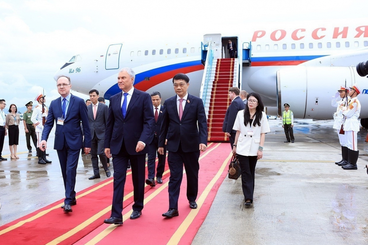 Chiều 28/9, Chủ tịch Duma Quốc gia Quốc hội Liên bang Nga Vyacheslav Volodin dẫn đầu đoàn đại biểu cấp cao đến Hà Nội, bắt đầu thăm chính thức Việt Nam và đồng chủ trì Phiên họp lần thứ 4 Ủy ban hợp tác liên Nghị viện giữa Quốc hội Việt Nam và Duma Quốc gia Nga từ ngày 28-29/9, theo lời mời của Chủ tịch Quốc hội Trần Thanh Mẫn. (Ảnh: TTXVN)