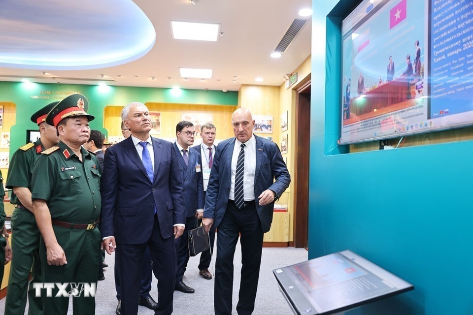 Tối 28/9, Chủ tịch Duma Quốc gia Nga Vyacheslav Volodin và đoàn đại biểu cấp cao cùng Thượng tướng Hoàng Xuân Chiến, Thứ trưởng Bộ Quốc phòng đến thăm Trung tâm Nhiệt đới Việt - Nga. Trung tâm Nhiệt đới Việt - Nga là biểu tượng cho hợp tác nghiên cứu khoa học giữa hai nước, với thành tựu về các khía cạnh vật liệu học nhiệt đới, sinh thái nhiệt đới, sinh thái ứng dụng, y dược... (Ảnh: TTXVN)
