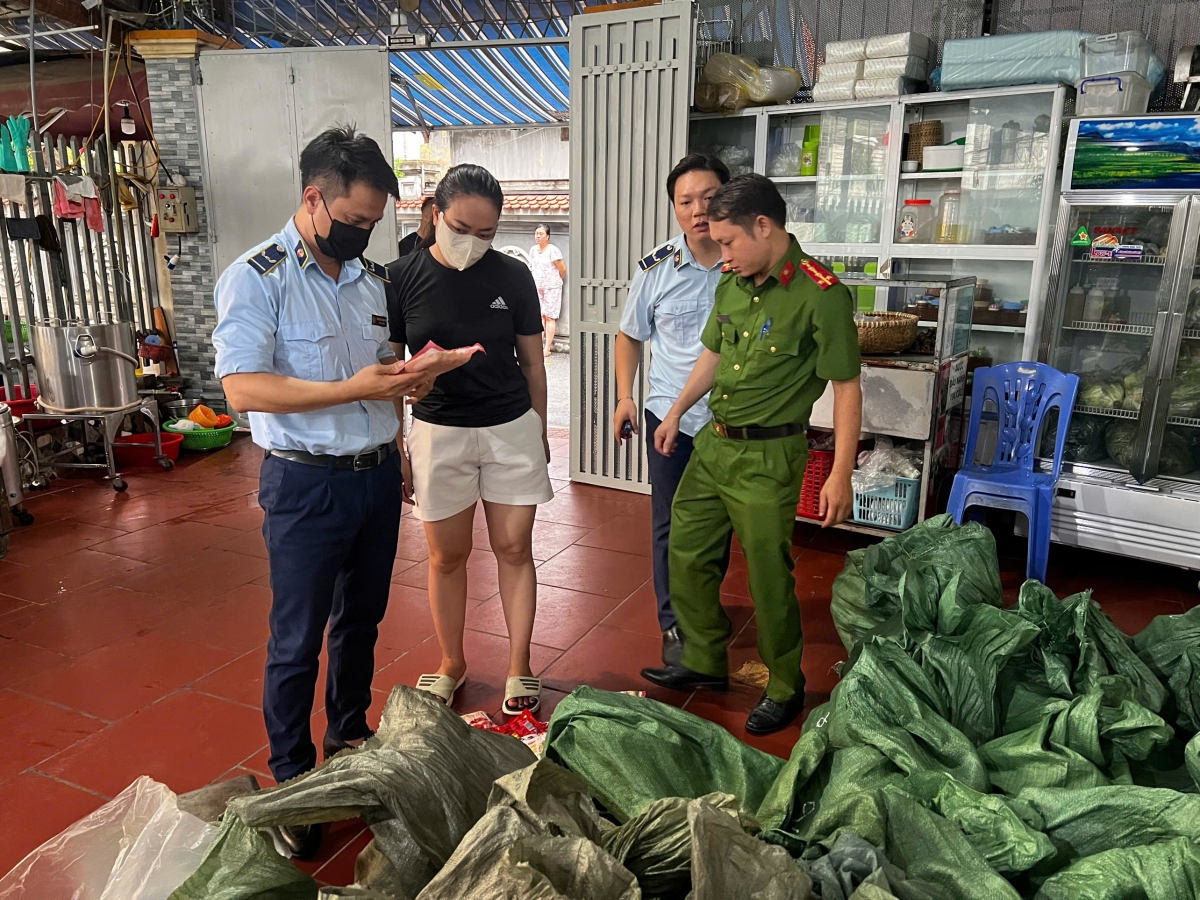Cơ quan chức năng làm việc với chủ cơ sở. Ảnh: PV