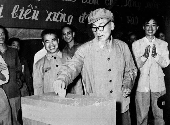 Ngày 27/4/1969, Chủ tịch Hồ Chí Minh đến bỏ phiếu bầu cử đại biểu HĐND thành phố Hà Nội tại hòm phiếu số 6, đơn vị bầu cử số 1, tiểu khu 1, Ba Đình, Hà Nội. (Ảnh: tư liệu TTXVN)