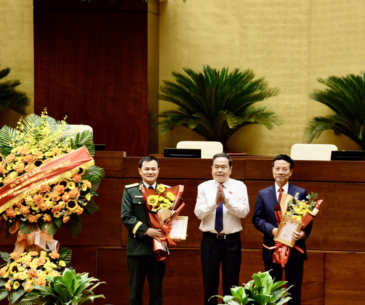 Chủ tịch Quốc hội Trần Thanh Mẫn tặng Kỷ niệm chương “Vì sự nghiệp Quốc hội Việt Nam” cho Bộ trưởng Bộ Khoa học, công nghệ Nguyễn Mạnh Hùng và Chủ tịch kiêm Tổng giám đốc Tập đoàn Công nghiệp - Viễn thông Quân đội (Viettel) Tào Đức Thắng.