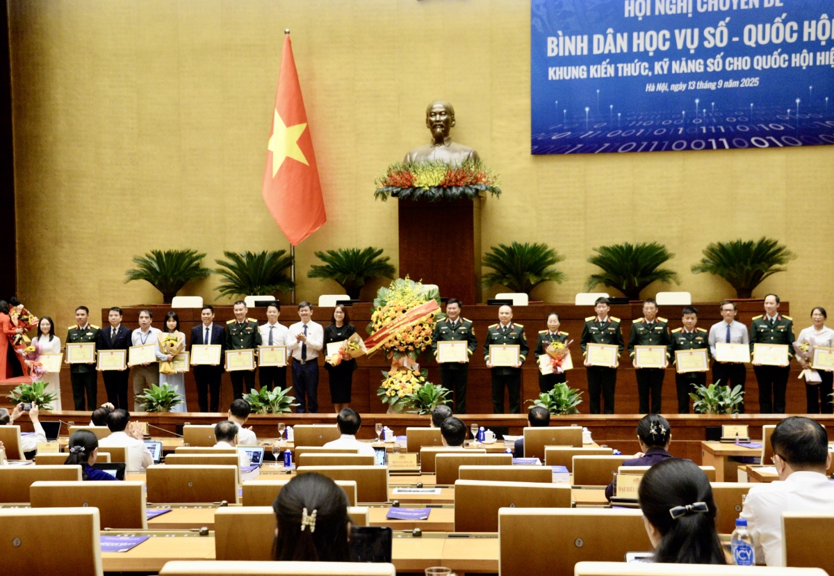 Tổng thư ký Quốc hội, Chủ nhiệm Văn phòng Quốc hội trao tặng Bằng khen của Văn phòng Quốc hội cho những tổ chức, các nhân có thành tích thực hiện nhiệm vụ chuyển đổi số của Quốc hội.