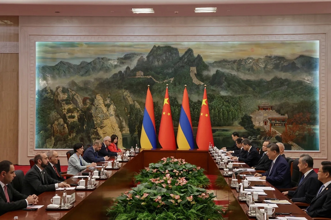 Chủ tịch Trung Quốc Tập Cận Bình hội kiến Thủ tướng Armenia Nikol Pashinyan tại Nhà khách Thiên Tân vào ngày 31 tháng 8. Ảnh: Reuters