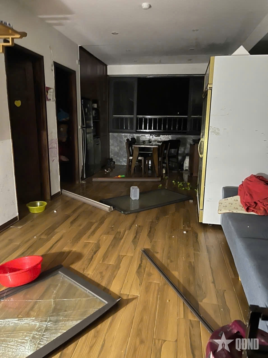 Một số nhà dân tại các khu chung cư khu vực thành phố Vinh (cũ), gió giật vỡ cửa sổ, nước tràn vào nhà.