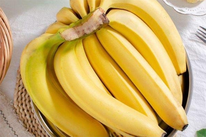 Chuối chín vàng nhưng chưa có đốm đen thì thường chưa chín hẳn (Ảnh: Sohu)