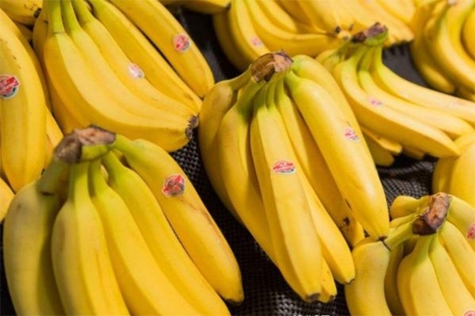 Các quả chuối có kiểu dáng cong, không quá to được khuyên nên chọn mua (Ảnh: Sohu)