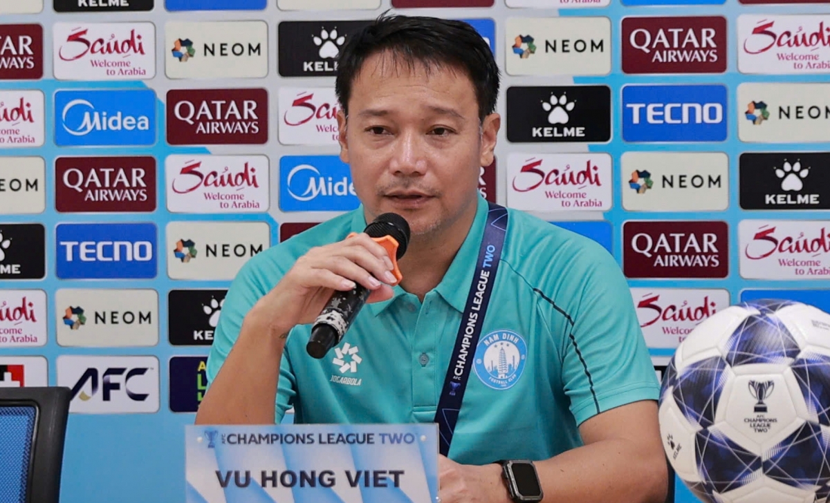 HLV Vũ Hồng Việt đang chịu áp lực lớn sau thành tích không tốt của Nam Định.