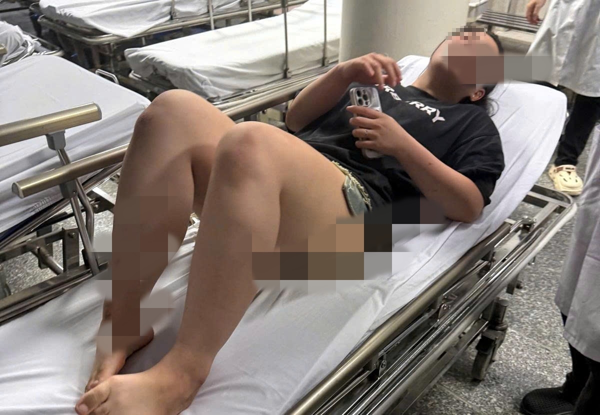 Nạn nhân nhập viện với nhiều vết thương trên cơ thể. (Ảnh: Tiến Dũng)