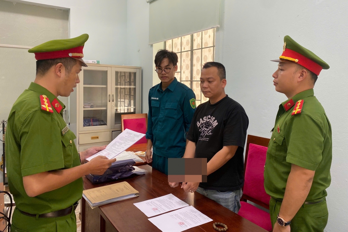 Cơ quan Cảnh sát điều tra Công an thành phố Đà Nẵng tống đạt các quyết định đối với Nguyễn Đức Thiện