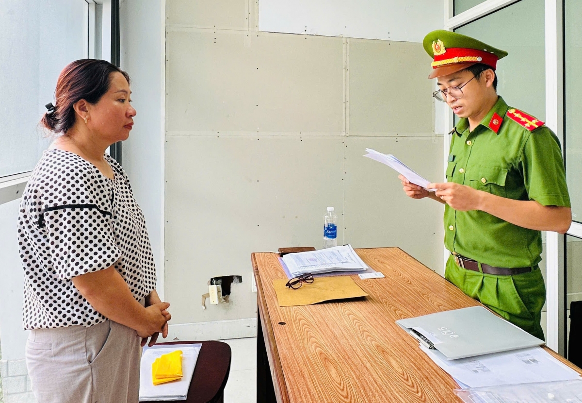 Cơ quan Cảnh sát điều tra Công an thành phố Đà Nẵng tống đạt các quyết định đối với Đặng Thị Hoài.