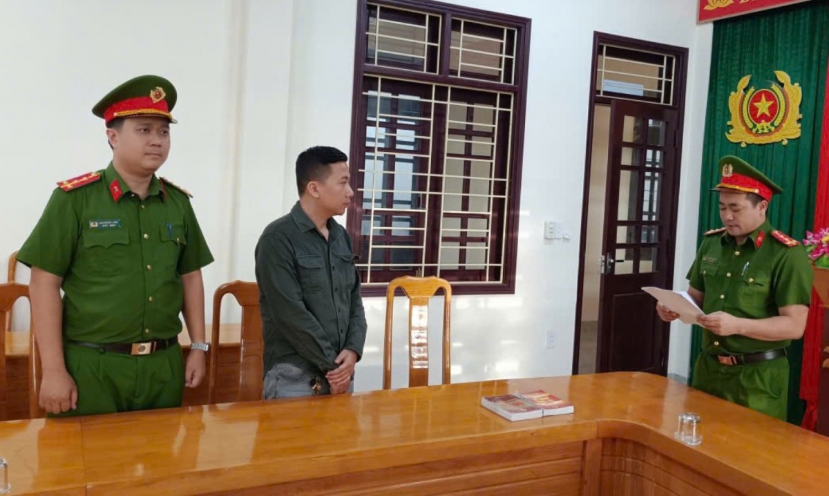 Cơ quan Cảnh sát điều tra - Công an tỉnh Quảng Trị đọc quyết định khởi tố đối với ông Nguyễn Viết Hải (ảnh: Công an Quảng Trị)