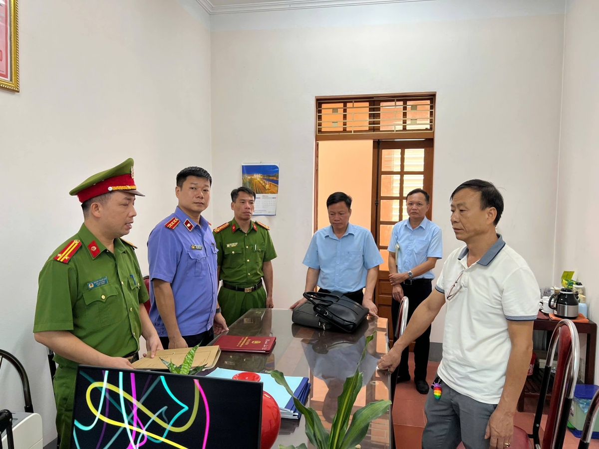 Cơ quan Cảnh sát điều tra thi hành Lệnh khám xét nơi làm việc của đối tượng Lê Minh Thái (Ảnh Công an tỉnh Lào Cai)