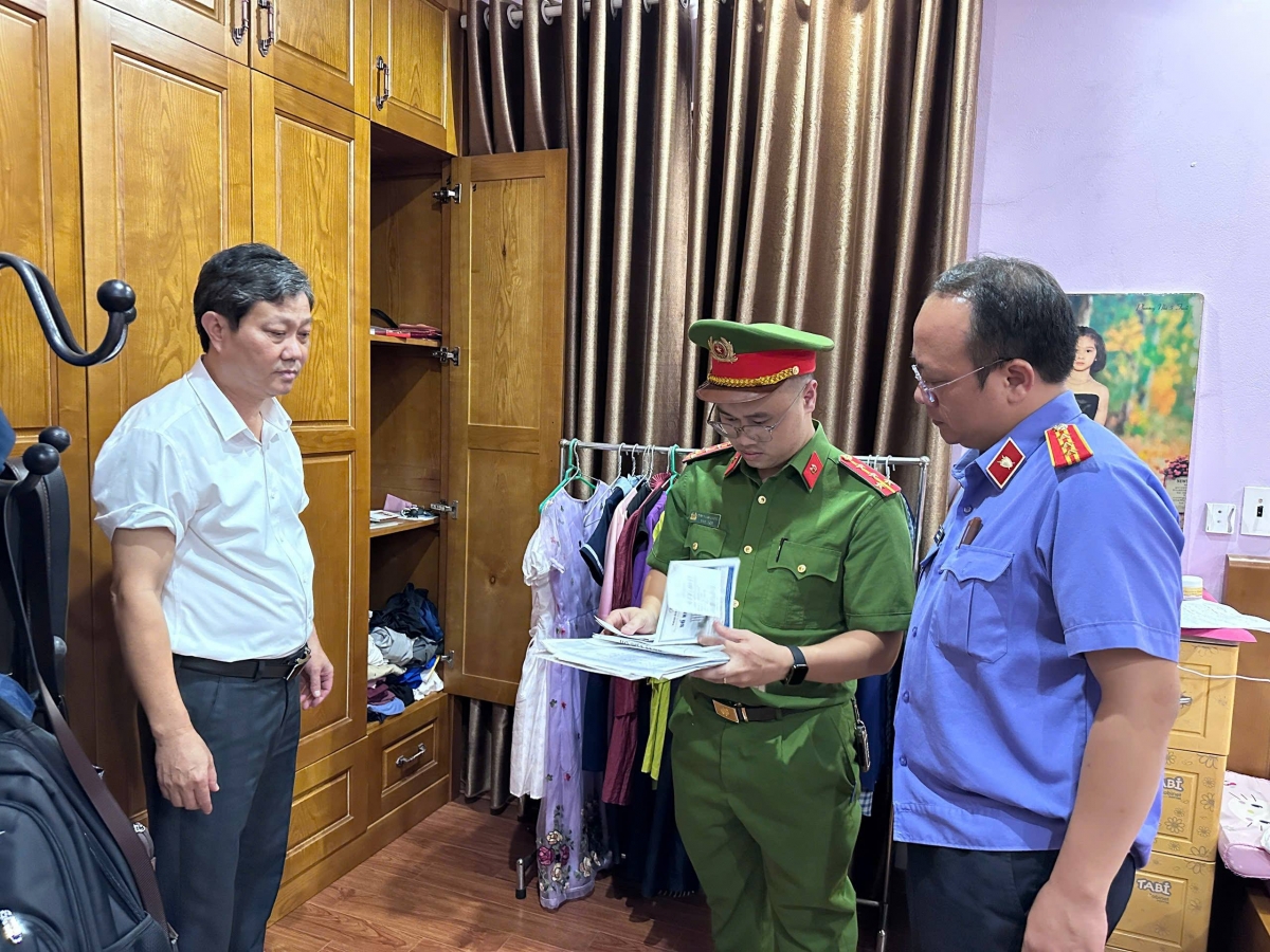 Cơ quan Cảnh sát điều tra thi hành Lệnh khám xét nơi ở của đối tượng Nguyễn Văn Cường (Ảnh Công an tỉnh Lào Cai)