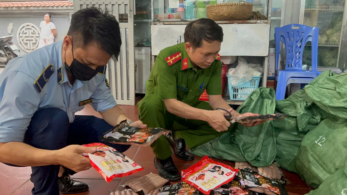 Cơ quan chức năng kiểm tra nguồn gốc, nhãn mác thực phẩm. Ảnh: PV