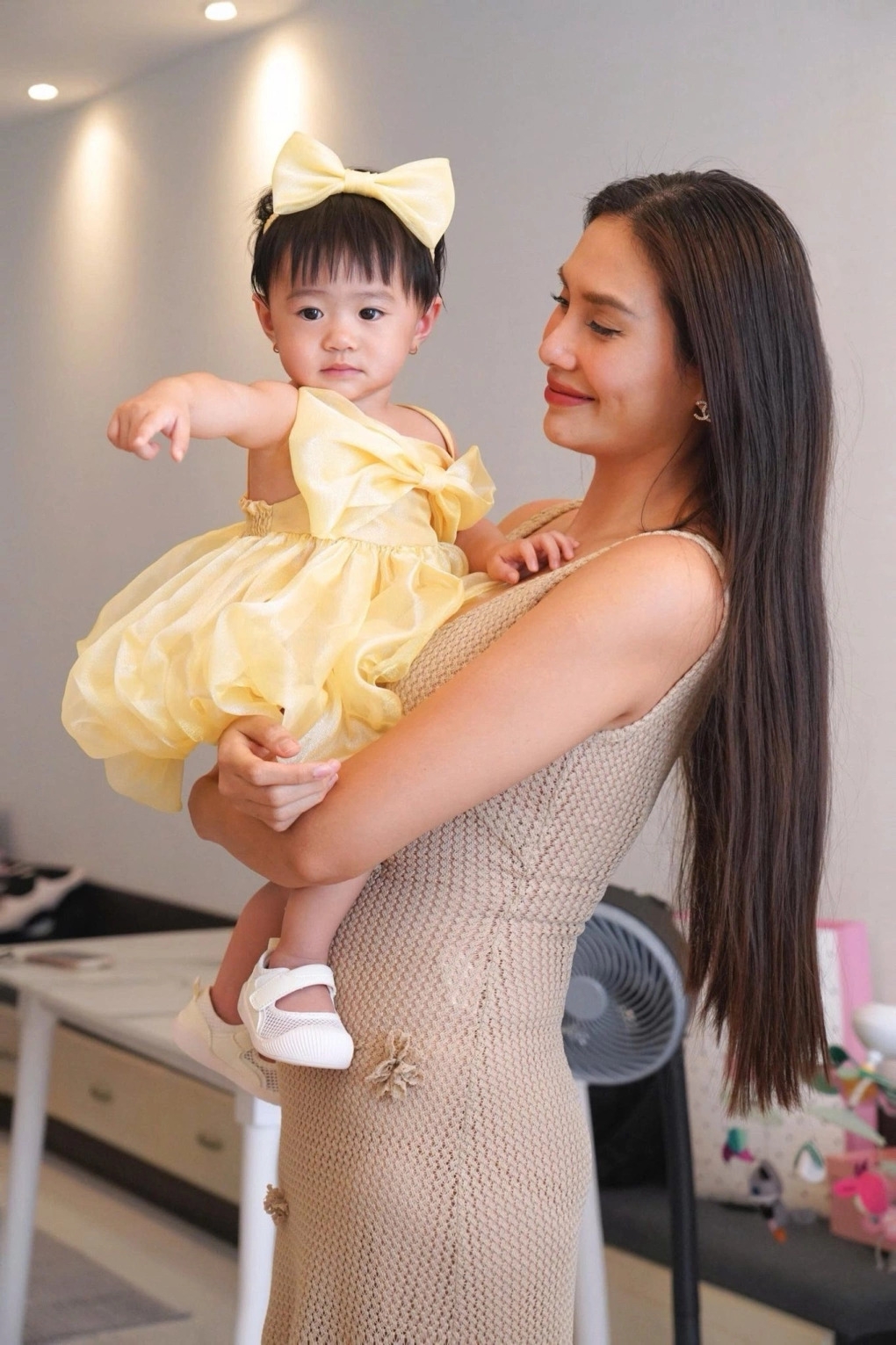 Người mẫu Võ Hoàng Yến cùng bố mẹ tổ chức tiệc thôi nôi cho con gái Nubi khi trở về TP.HCM sau thời gian sang Mỹ thăm chồng.