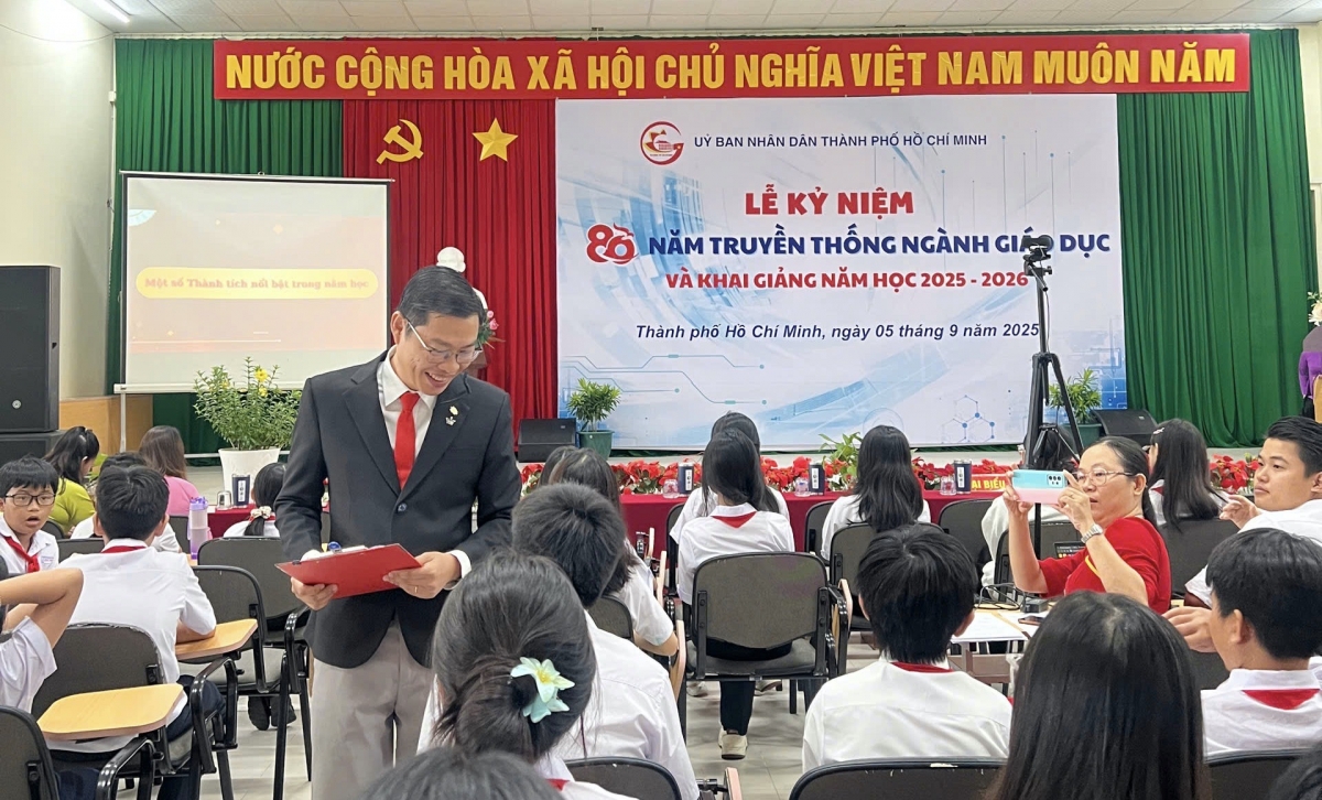 Vì thời tiết có mưa nhẹ nên học sinh trường THCS Lê Hồng Phong tại đặc khu Côn Đảo, TP.HCM được tổ chức lễ khai giảng trong hội trường (ảnh: NTCC)