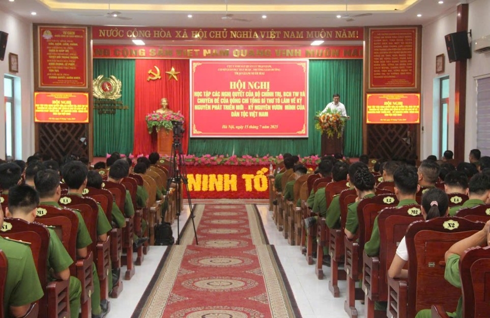 Cán bộ chiến sỹ Trại giam Suối Hai học tập Nghị quyết của Bộ Chính trị. Ảnh: CTV