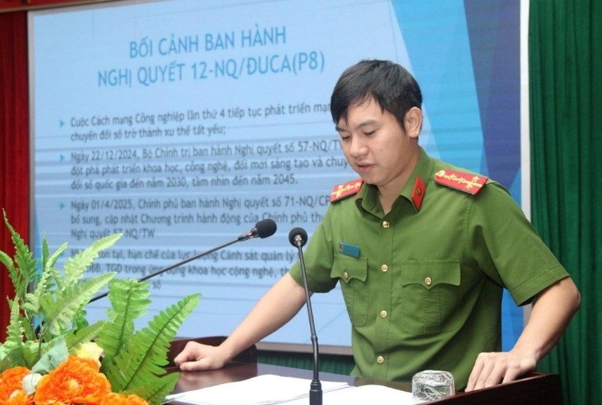 Đại uý Phạm Văn Tấn, Phó Giám thị, Ủy viên Đảng bộ cơ sở Trại giam Suối Hai phát biểu trong Hội nghị học tập NQ12-NQ/ĐUCA. Ảnh: CTV