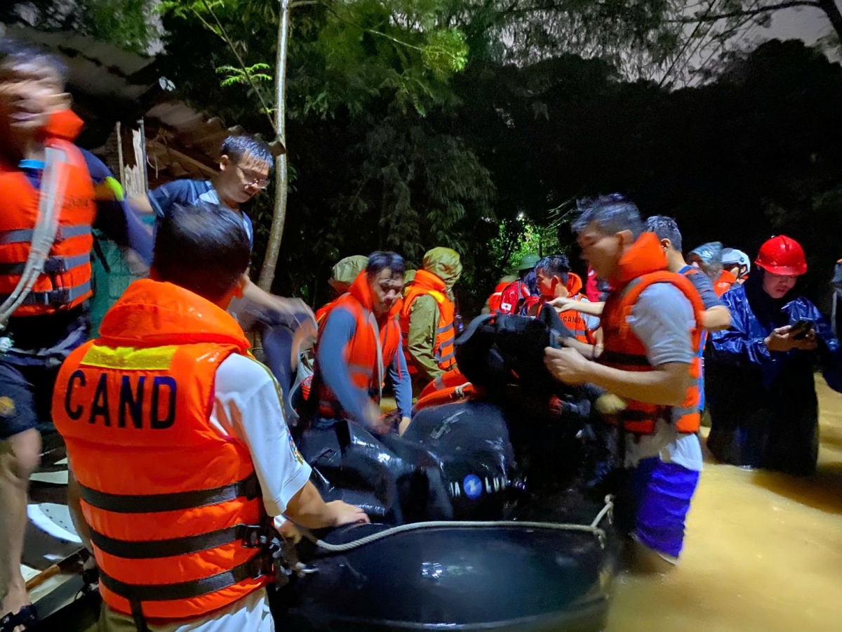 Công an di dời dân ở vùng thấp trũng thành phố Huế