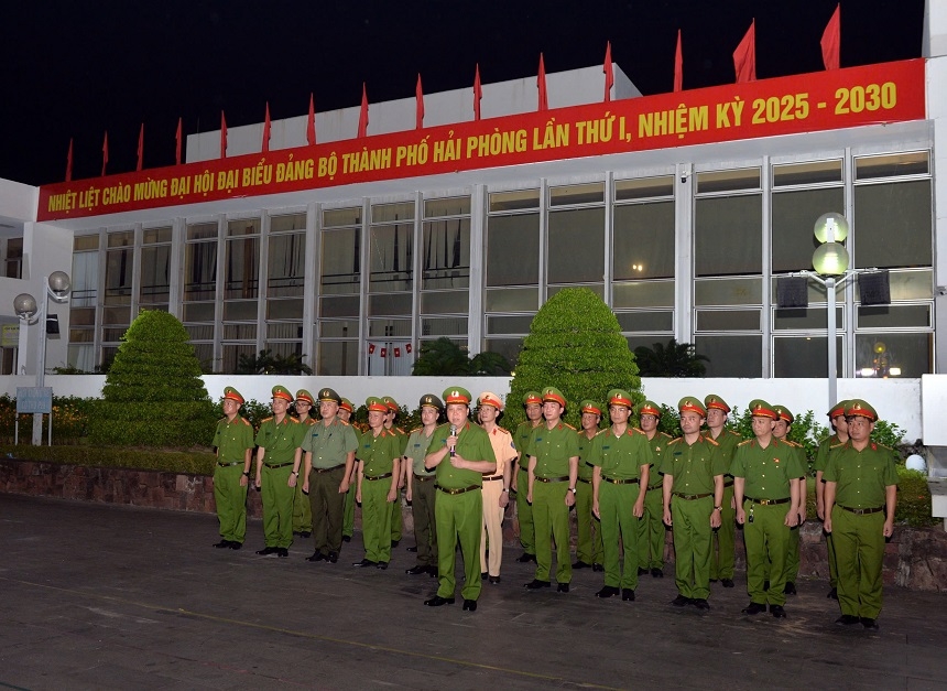 Đại tá Bùi Trung Thành – Phó Giám đốc, Thủ trưởng Cơ quan CSĐT Công an thành phố phát biểu chỉ đạo tại lễ ra quân