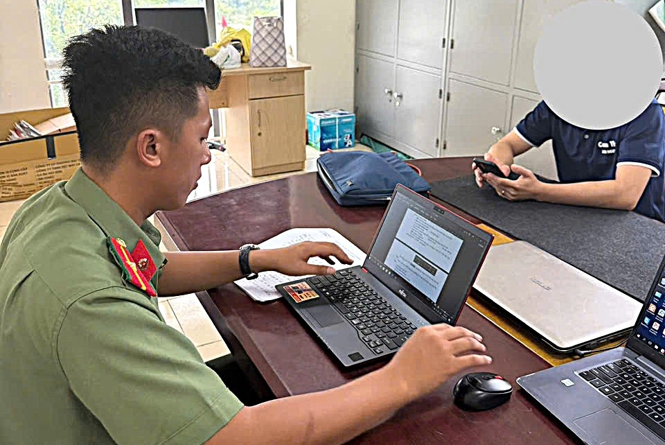 Cơ quan Công an làm việc với N.Đ.A. Ảnh: KT.