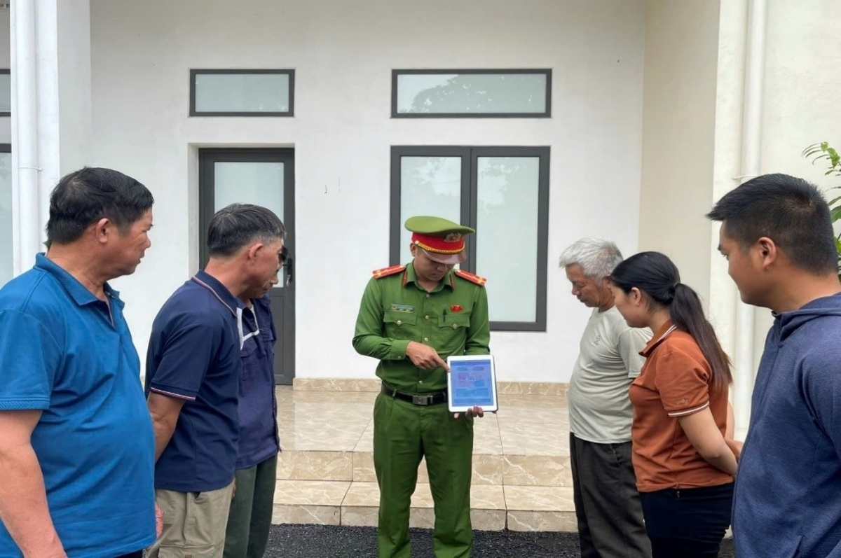 Công an phường Đông Triều hướng dẫn người dân thực hiện các thủ tục