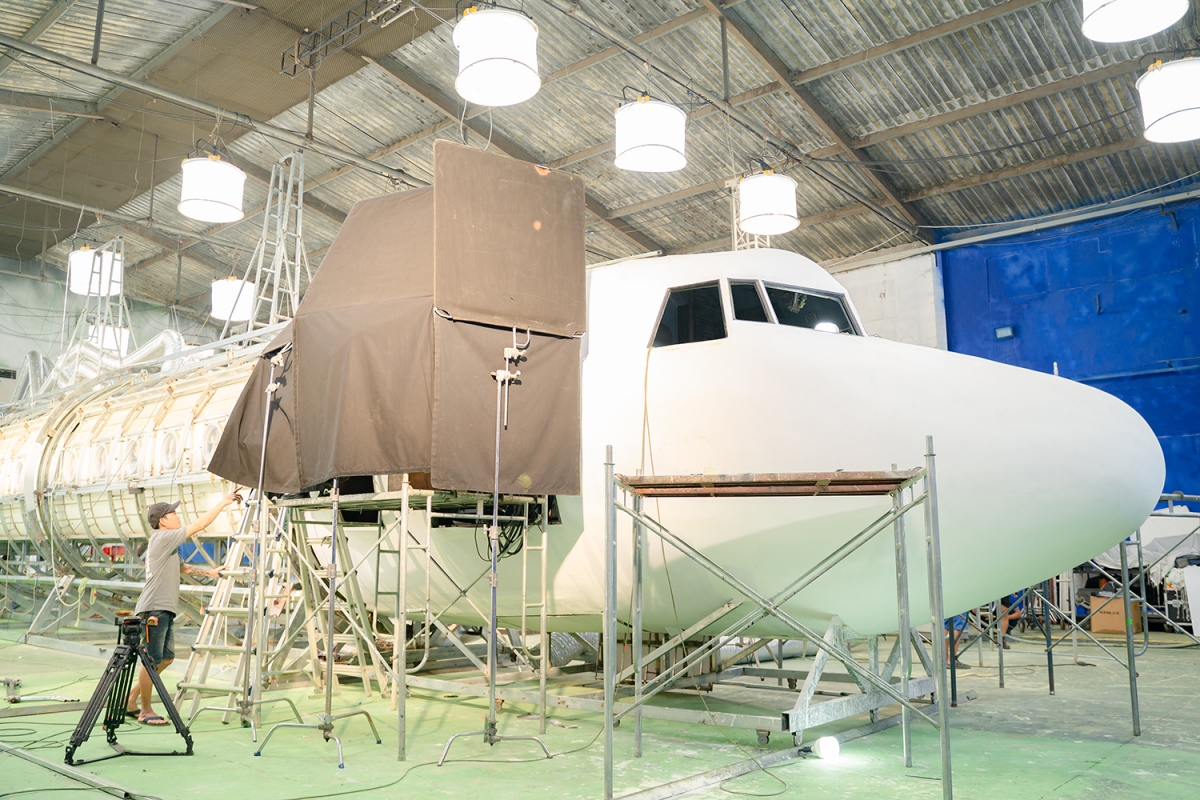 Bối cảnh máy bay DC-4 tỉ lệ 1:1 trong "Tử chiến trên không"