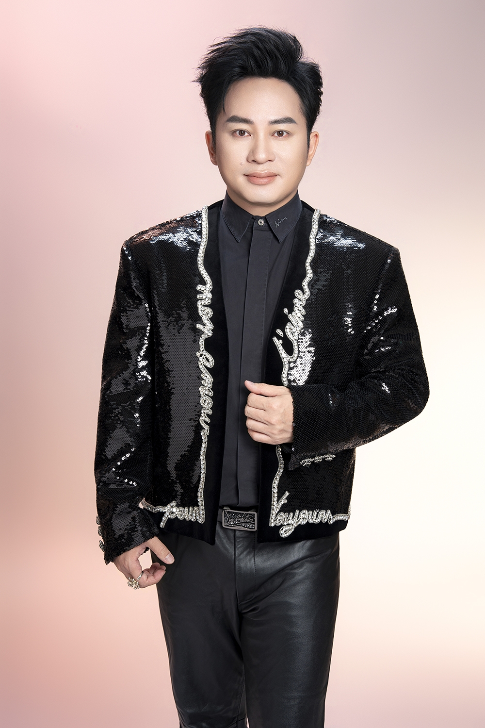 Tùng Dương cùng nhóm bạn thân đã quyên góp 1 tỷ đồng