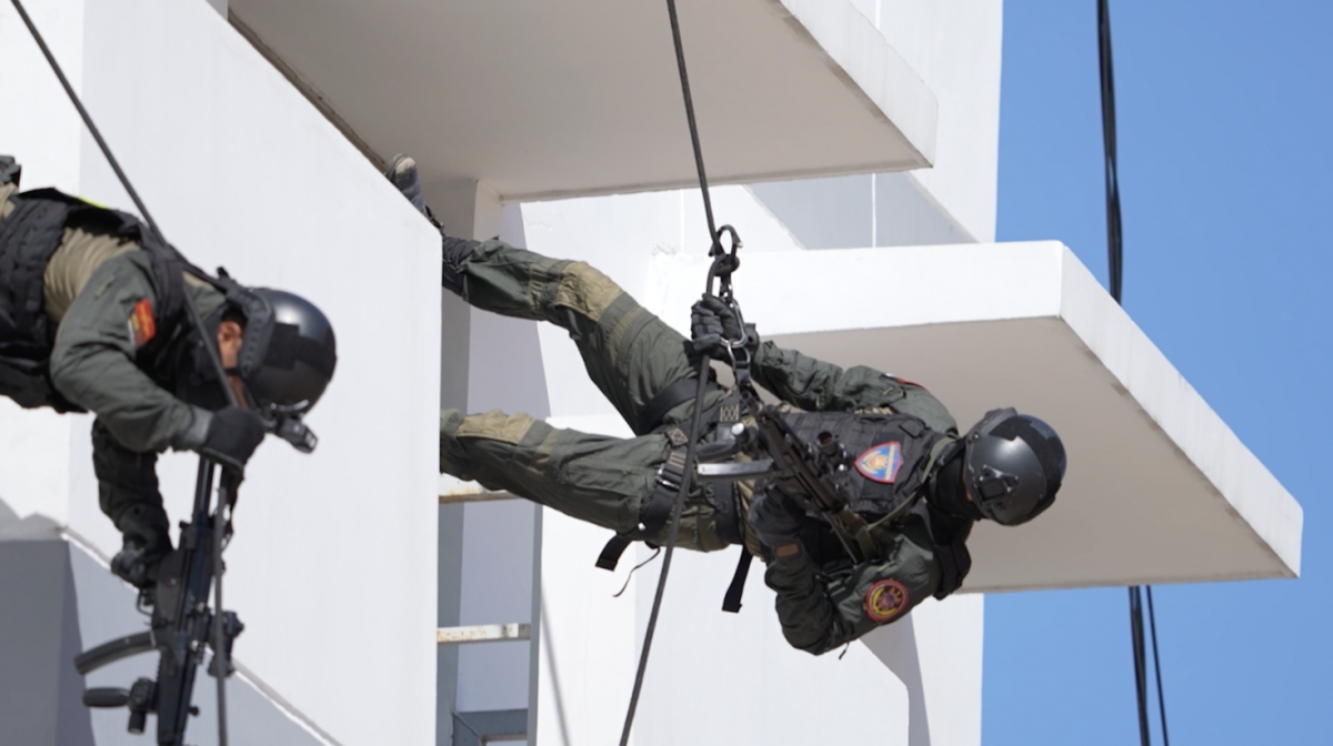 Các chiến sĩ tập luyện kỹ thuật xuống ngược