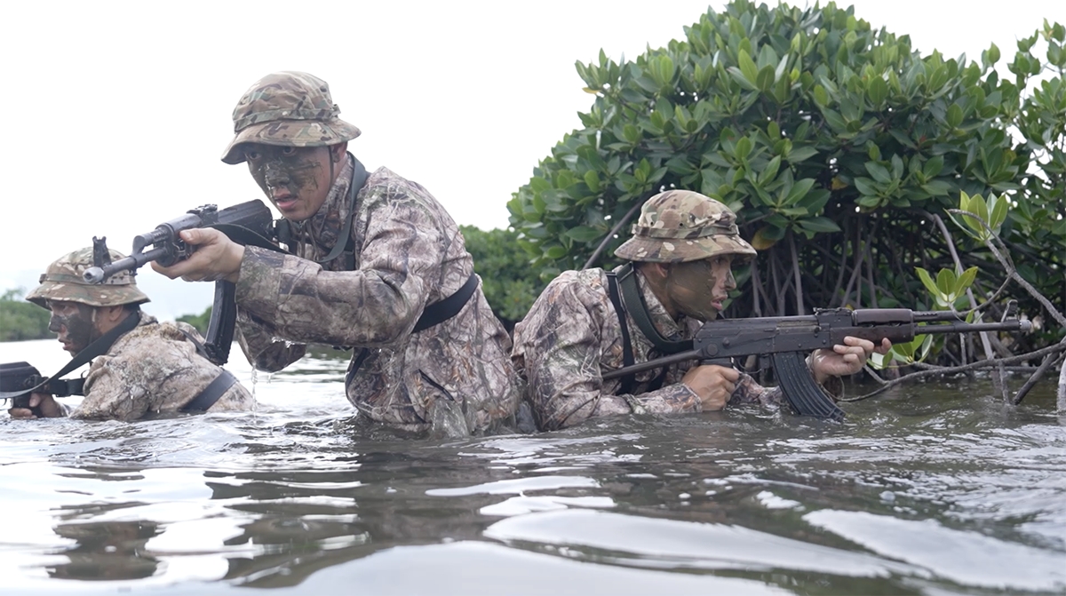 Song Luân tiết lộ có giây phút anh “suýt chết đuối” khi phải lội qua đoạn nước sâu. Ảnh: BTC