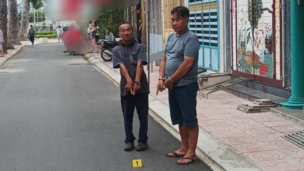 Đối tượng cướp giật vé số của người bán dạo bị cơ quan chức năng tạm giữ hình sự (người bên phải)