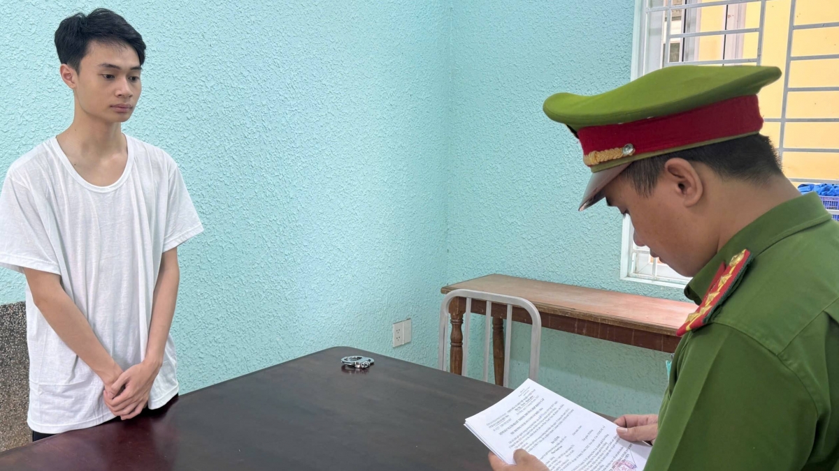 Cơ quan Công an tống đạt quyết định đối với Phan Thanh Nam.