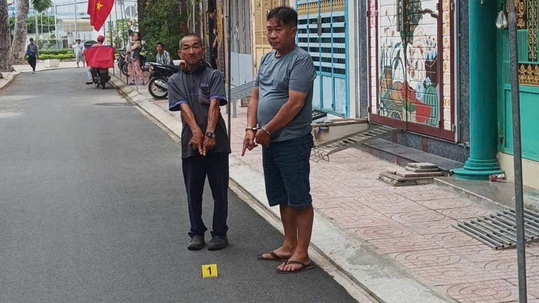 Nguyễn Thanh Điền (phải) bị khởi tố với hành vi cướp giật vé số