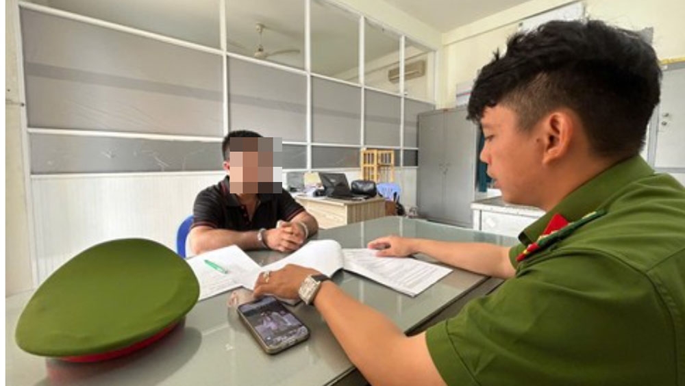 Đối tượng N làm việc với công an (ảnh: A.Q)