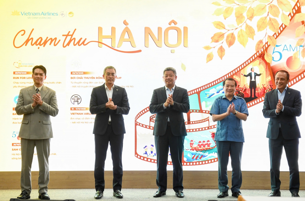 Các đại biểu thực hiện nghi thức khởi động chiến dịch “Chạm thu Hà Nội".