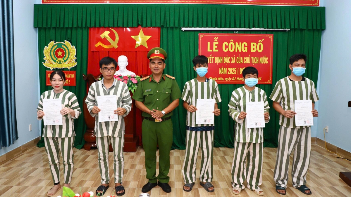 Thượng tá Nguyễn Tấn Vinh - Phó thủ trưởng thường trực Cơ quan thi hành án hình sự, Trưởng phòng PC10 Công an thành phố Cần Thơ trao Giấy chứng nhận đặc xá cho các phạm nhân