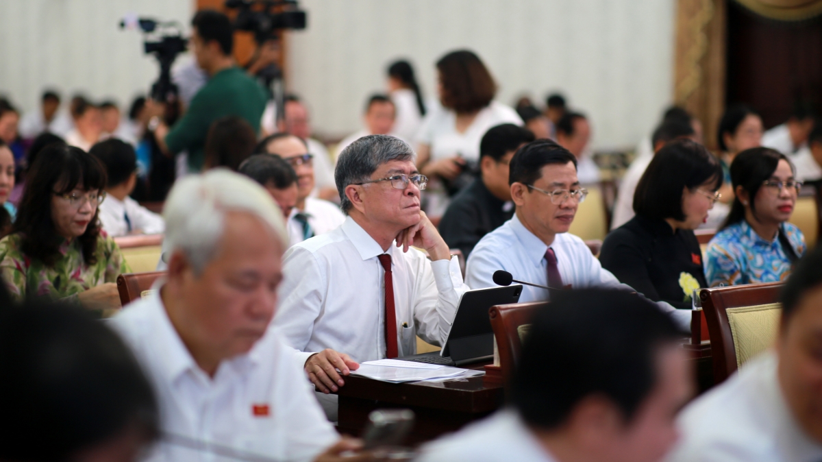 Đại biểu HĐND lắng nghe các ý kiến thảo luận (ảnh Hà Khánh)