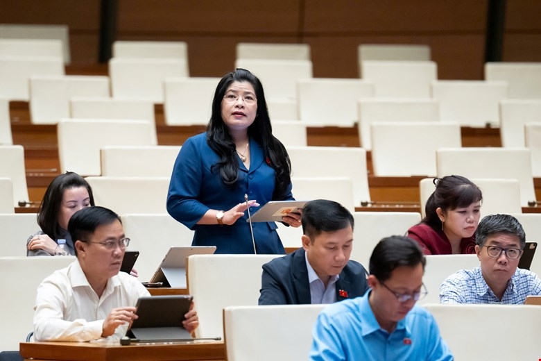 Đại biểu Đàng Thị Mỹ Hương thảo luận tại hội nghị. Ảnh: Quốc hội