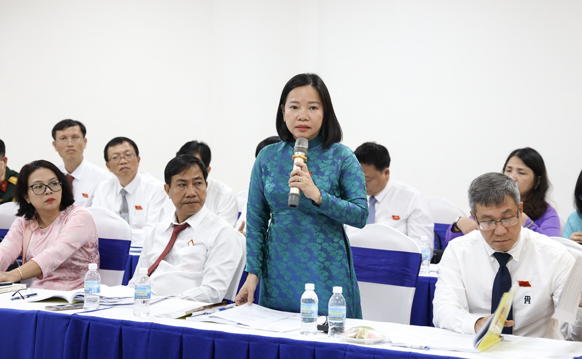 Đại biểu Thái Thị Lệ Hằng, Tổng biên tập Báo và Phát thanh- Truyền hình tỉnh Khánh Hòa phát biểu thảo luận