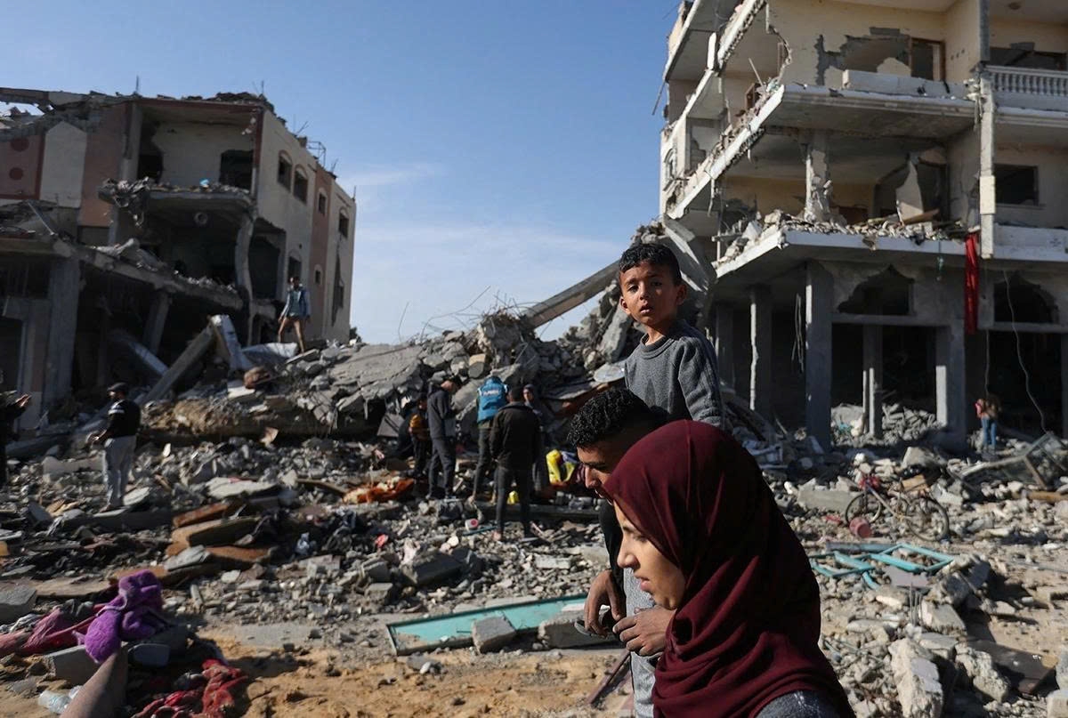 Những ngôi nhà bị phá hủy do xung đột ở Khan Younis, phía Nam Dải Gaza, ngày 24/11/2023. Ảnh: Reuters