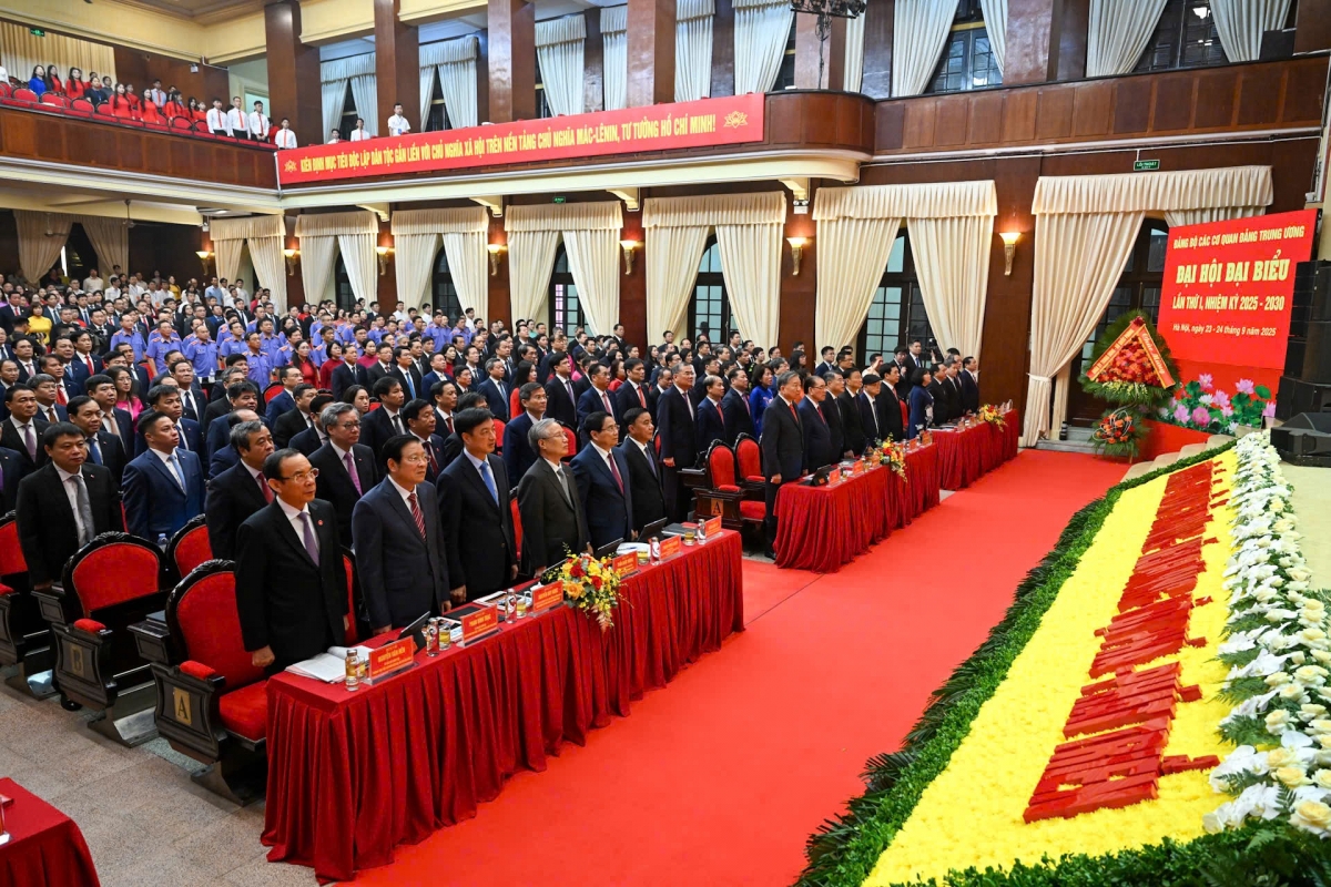 Các đại biểu làm lễ chào cờ tại Đại hội. Ảnh Văn Hiếu