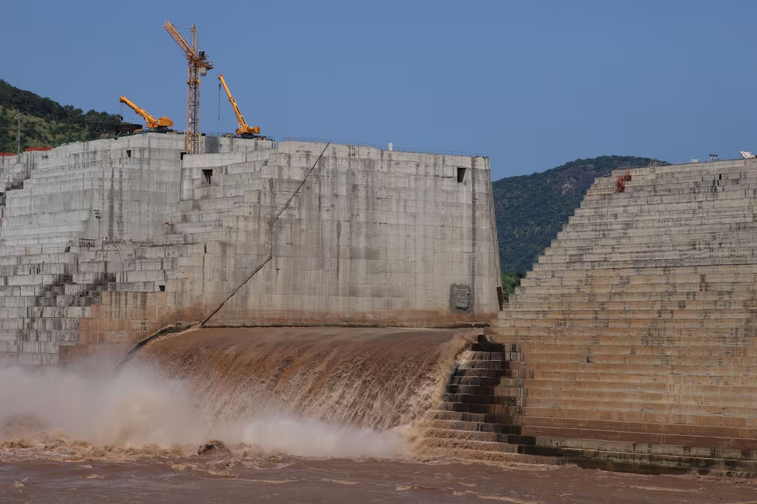 Nước chảy qua đập Đại Phục Hưng trong giai đoạn xây dựng trên sông Nile, tại Guba Woreda, vùng Benishangul Gumuz, Ethiopia, ngày 26/9/2019. Ảnh: Reuters