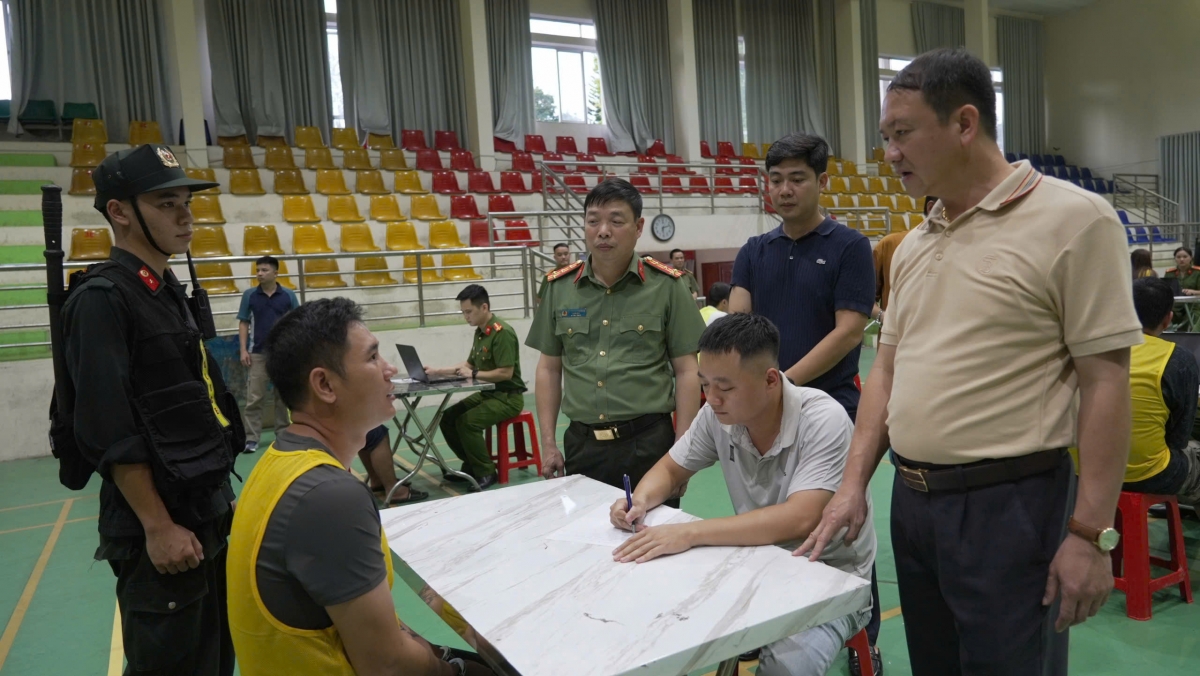 Đại tá Nguyễn Quang Vinh, Giám đốc Công an tỉnh và Đại tá Sầm Minh Hồ, Phó Giám đốc Công an tỉnh (mặc áo sáng màu bên phải) trực tiếp tham gia lấy lời khai các đối tượng.