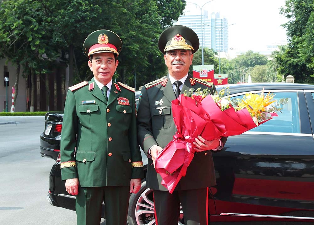 Đại tướng Phan Văn Giang tặng hoa chào mừng Thượng tướng Zakir Hasanov sang thăm chính thức Việt Nam