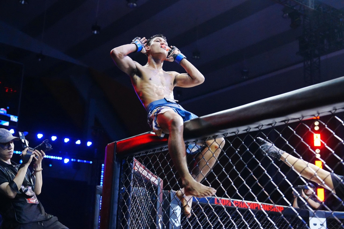 Trận đấu MMA Pro 60kg giữa Danh Quốc và Nguyễn Hợp Hải diễn ra hấp dẫn, sôi nổi với chiến thắng cho Danh Quốc sau những đòn đánh rất nặng khiến Hợp Hải chảy máu mặt. 