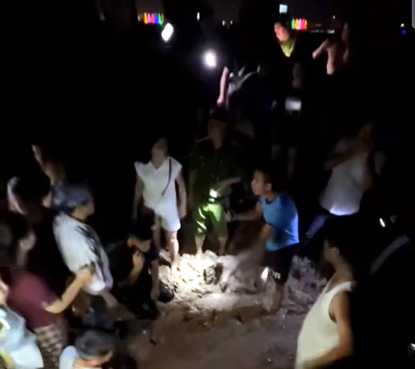 Người dân xã Nghĩa Trụ, tỉnh Hưng Yên phẫn nộ khi phát hiện nhiều ngôi mộ của người thân chưa được cải táng đã bị đơn vị thi công cho máy xúc đào xới