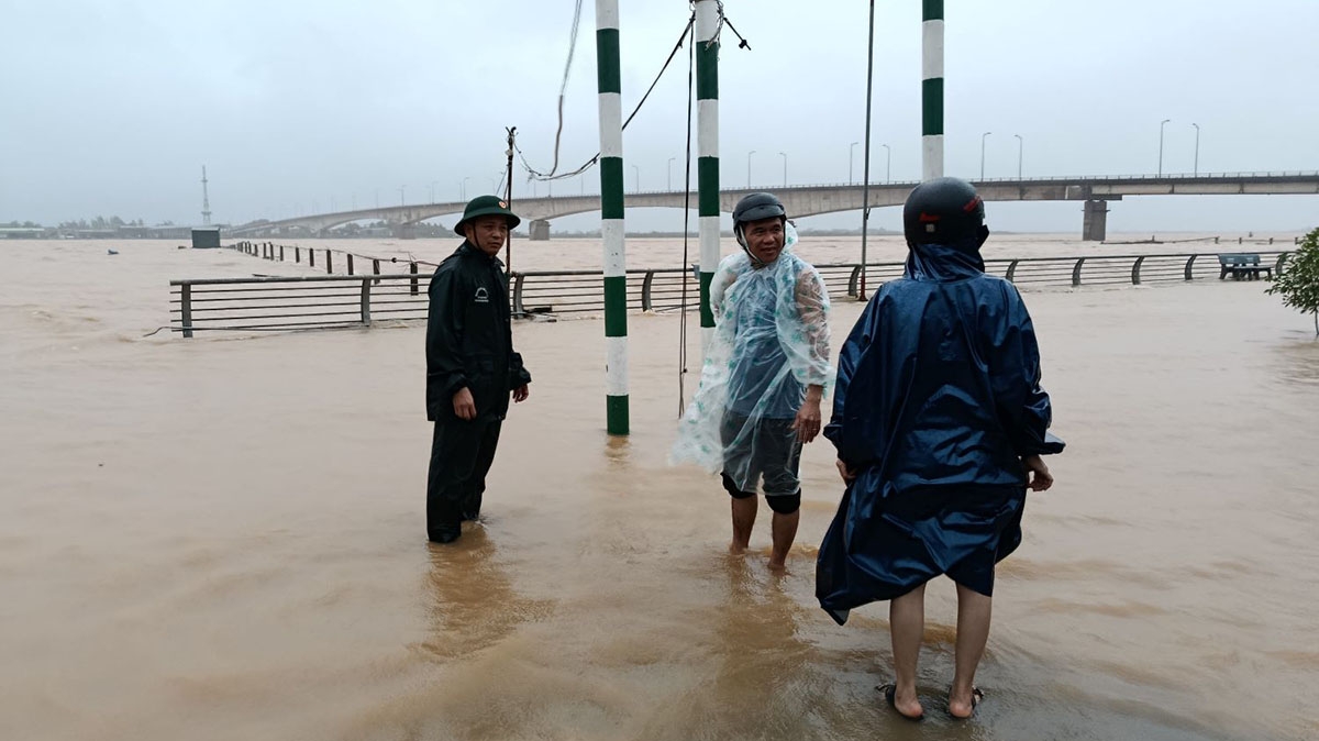 Giúp ngư dân neo cột lại tàu thuyền phòng khi gió bão đổi hướng