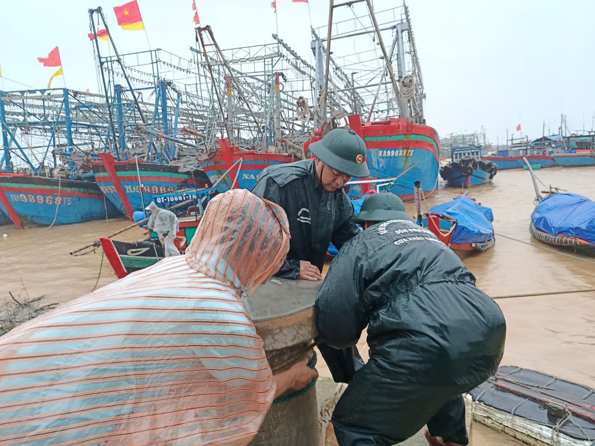 Giúp ngư dân neo cột lại tàu thuyền phòng khi gió bão đổi hướng