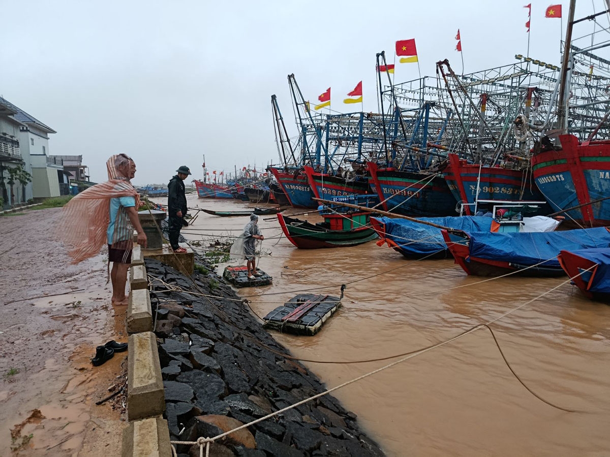 Nhắc nhở ngư dân neo đậu tàu thuyền an toàn