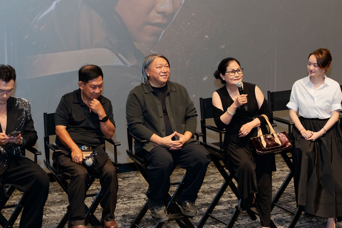 Cựu tiếp viên hàng không Ngô Kim Thanh (thứ 2 từ phải qua) chia sẻ cảm xúc khi vụ cướp máy bay định mệnh năm 1978 được tái hiện trên màn ảnh rộng.